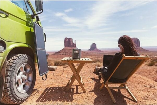 Ecoflow river et un panneau solaire au beau milieu de la nature