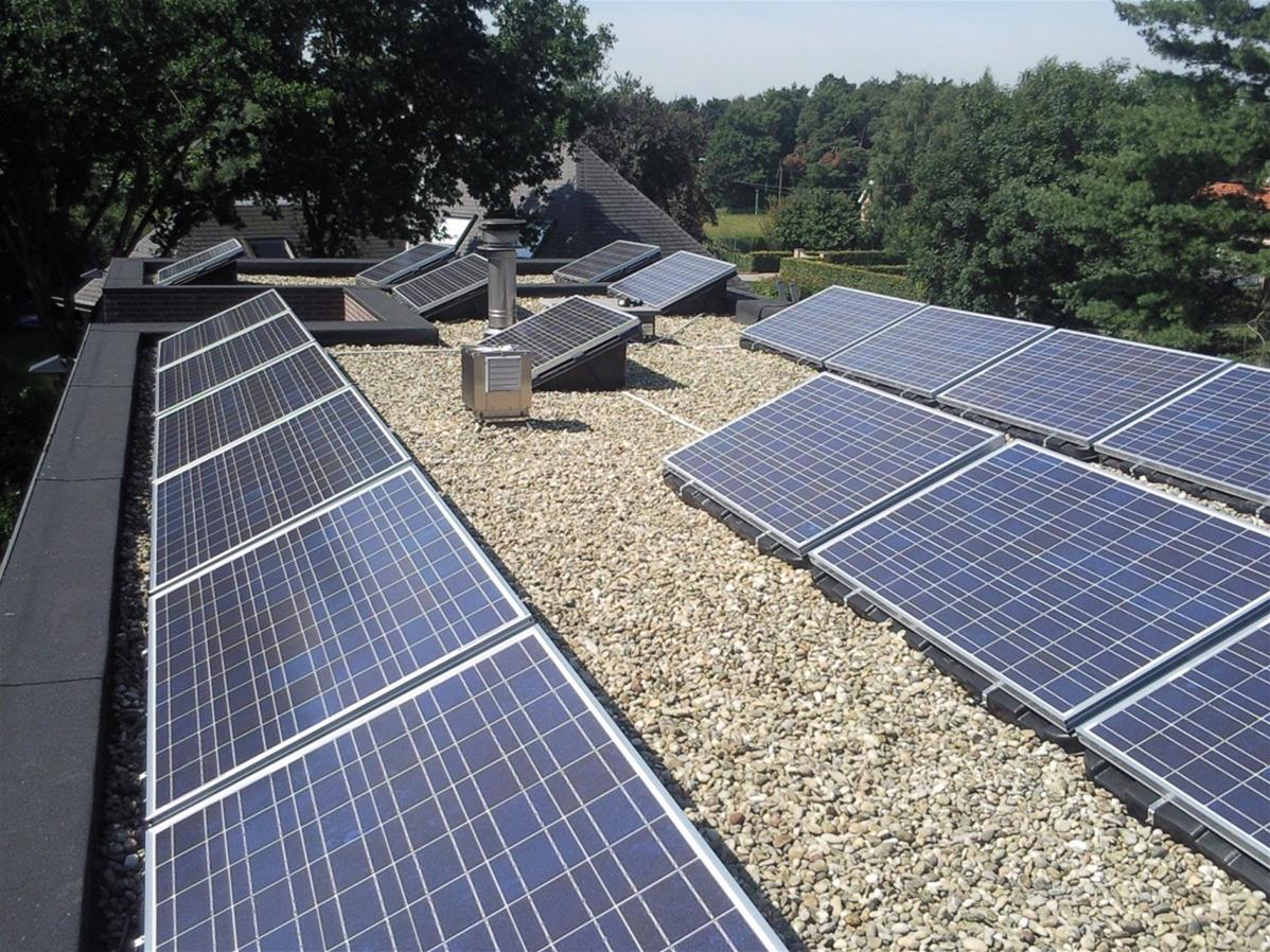 Panneaux solaires sur le toit avec supports.jpg