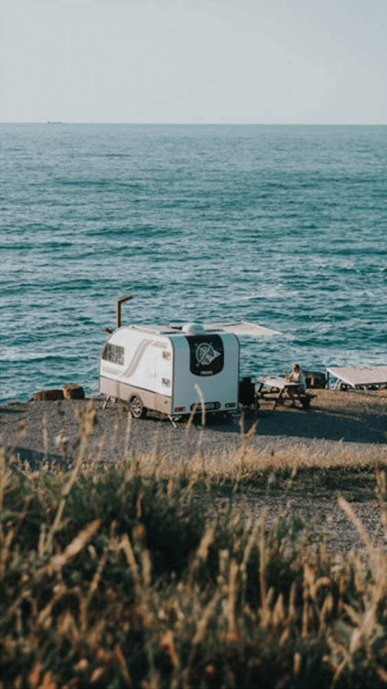 Panneau solaire caravane : comment avoir de l’électricité en voyage en voiture ?