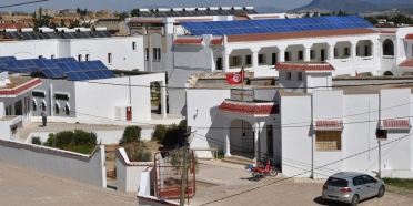 Makhtar en Tunisie : une nouvelle école autonome qui produit sa propre électricité et nourriture