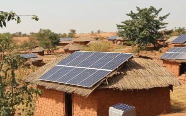 Mini-réseaux solaires : l’installation photovoltaïque pour les villages en Afrique rurale